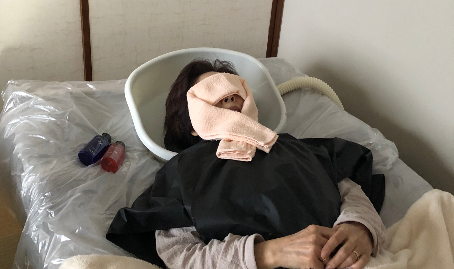 横になった姿勢でのシャンプーの様子